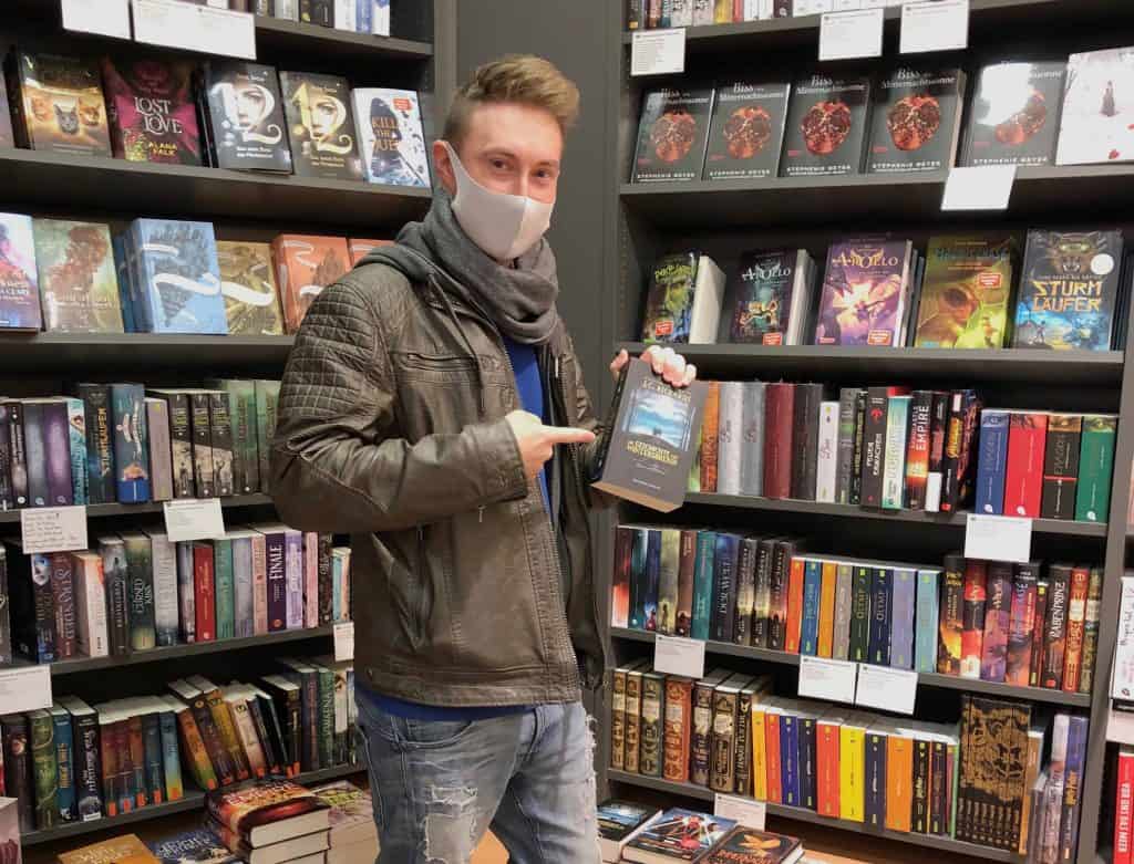 Autor in Buchhandlung