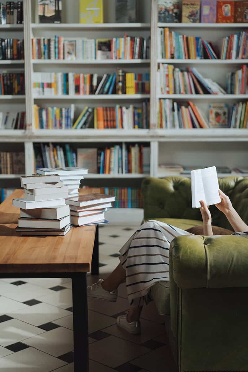 Bücherstapel vor Regal