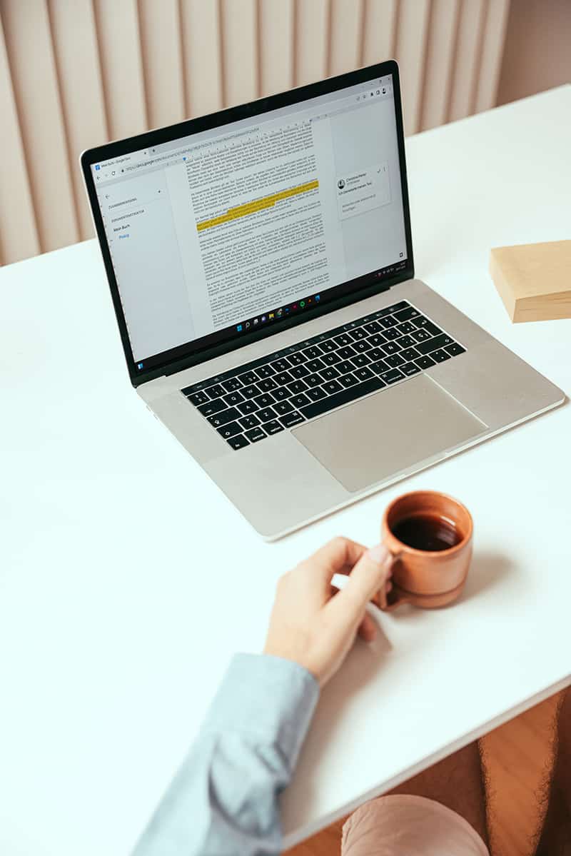 Buch schreiben am Laptop
