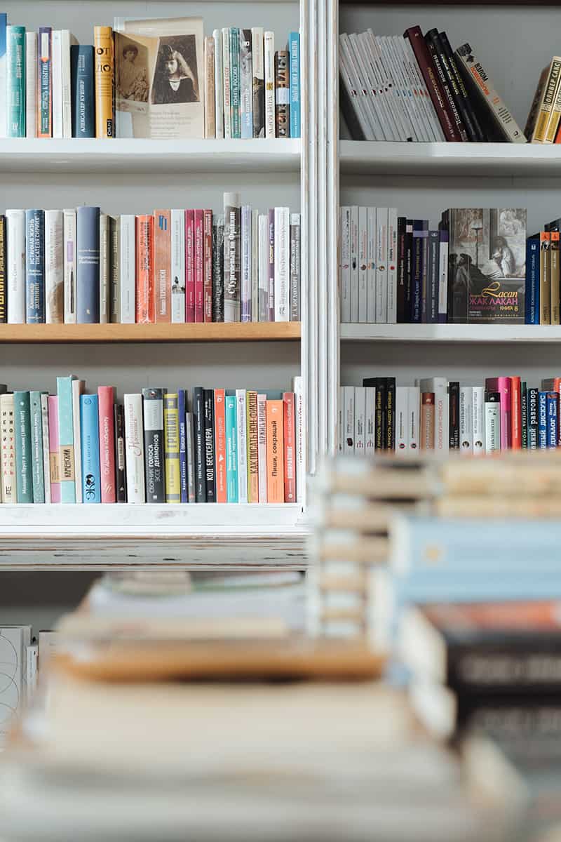 Bücherregal