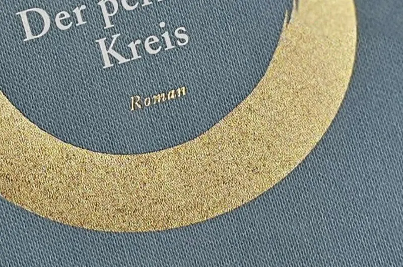 Buchcover mit goldener Heißfolienprägung