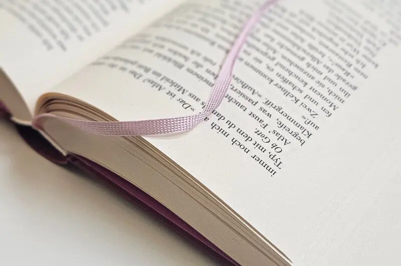 Aufgeschlagenes Buch mit Lesebändchen