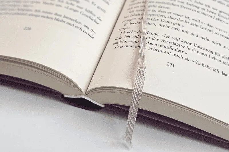 Aufgeschlagenes Buch mit Fadenheftung